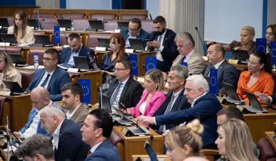 Vlast se ne odriče službenih putovanja, radi veće socijale