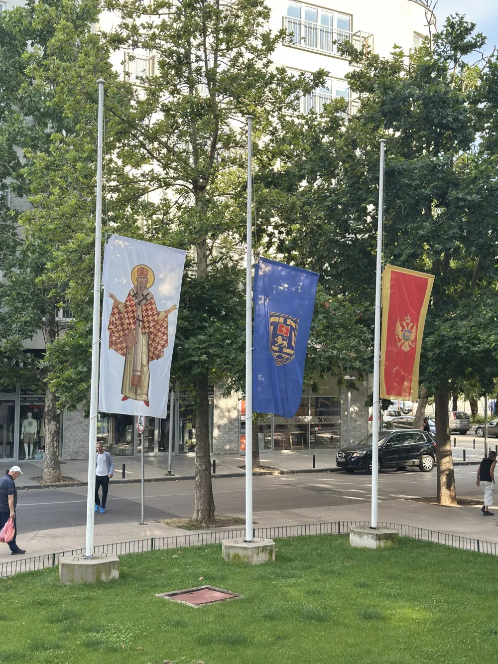 Nik&scaron;ić: Zastave na pola koplja ispred zgrade Skup&scaron;tine Op&scaron;tine