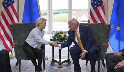 Predsjednik Donald Tramp sa predsjednicom Evropske komisije Ursule von der Lajen na pregovorima u &Scaron;kotskoj u nedelju 27. 7. 2025. 