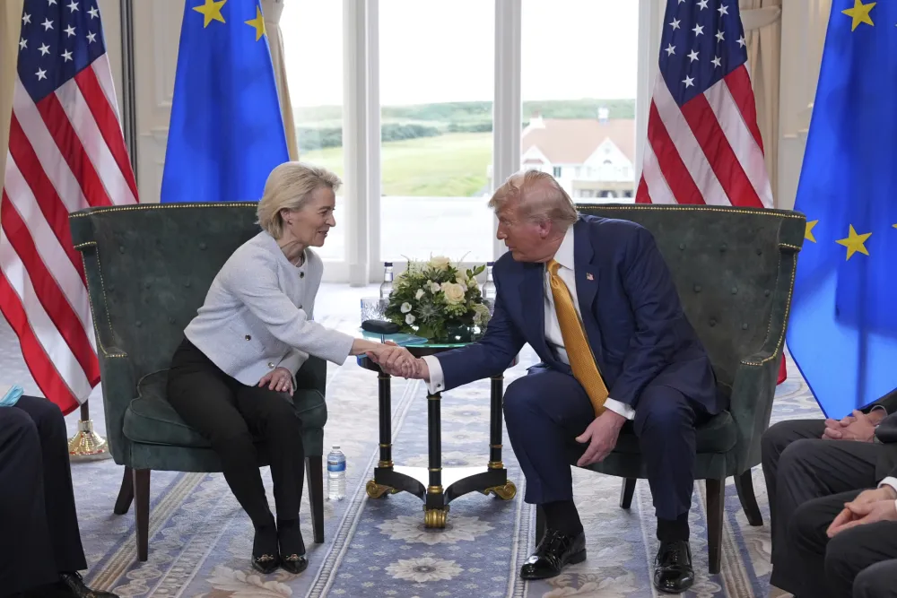 Predsjednik Donald Tramp sa predsjednicom Evropske komisije Ursule von der Lajen na pregovorima u &Scaron;kotskoj u nedelju 27. 7. 2025. 