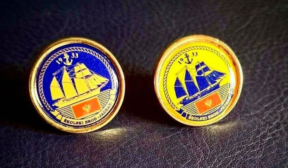 Ministarstvo odbrane i Vojska Crne Gore izradili novu seriju znački za posadu &scaron;kolskog broda "Jadran"
