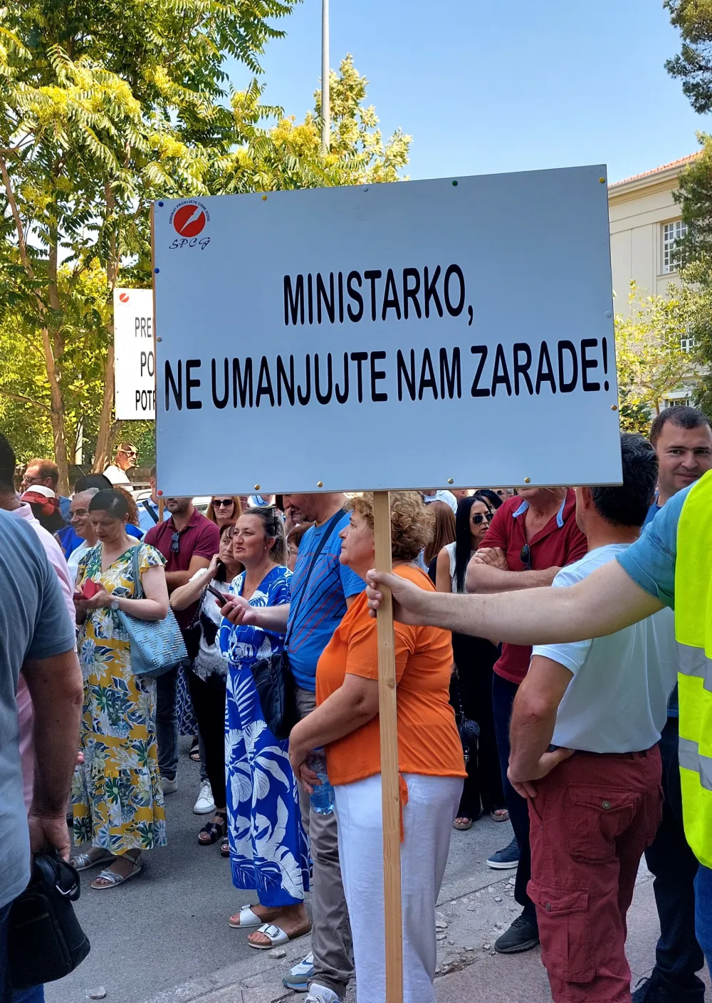 Prosvjetari predlažu &scaron;trajk zbog smanjenja plata: Ako nas ne bude 10.000 ispred Vlade, ne bilo nas