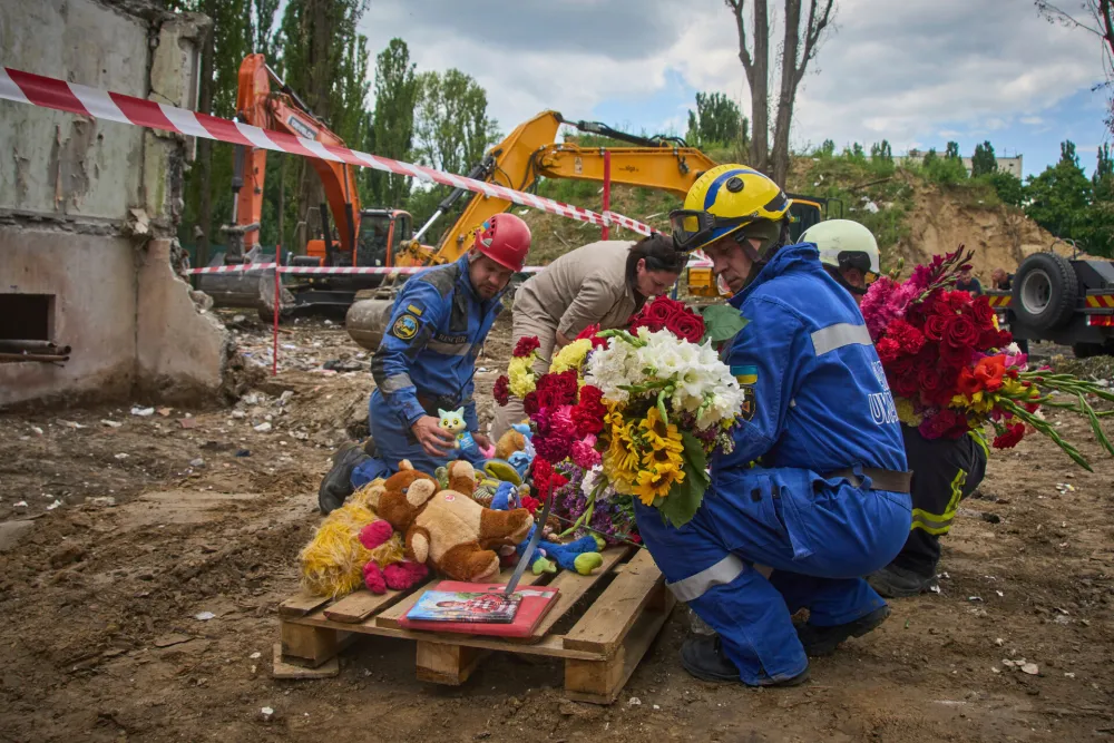 (FOTO) U ruskim napadima poginulo 28 osoba, Dan žalosti u Kijevu