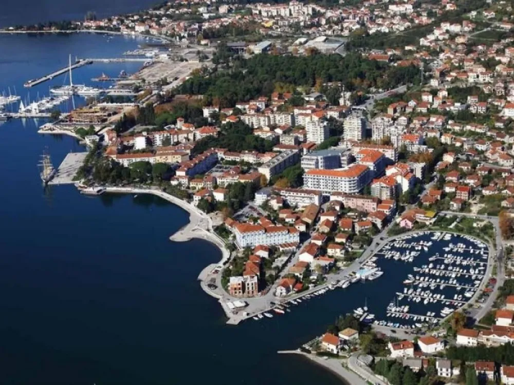 Detalji optužnice protiv biv&scaron;ih zaposlenih u lokalnim službama: Imovina Op&scaron;tine Tivat nezakonito prepisana na firmu