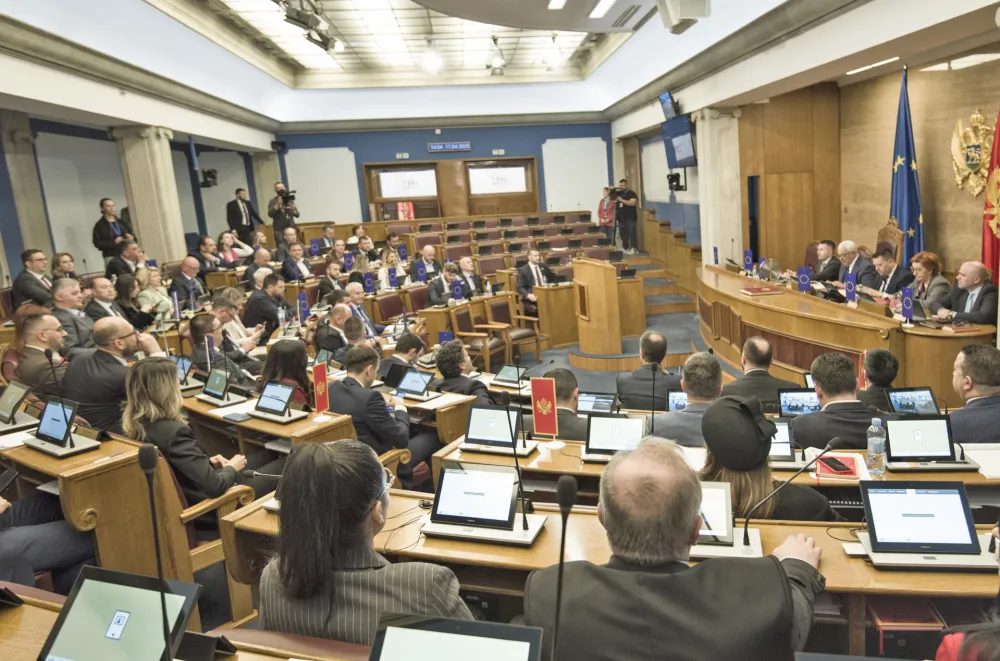 Poslanici sebe nagrađuju već &scaron;est mjeseci i do 700 eura
