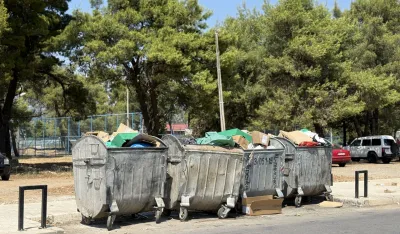 (VIDEO) Iz kontejnera preliva smeće, a oko njih gume i kreveti