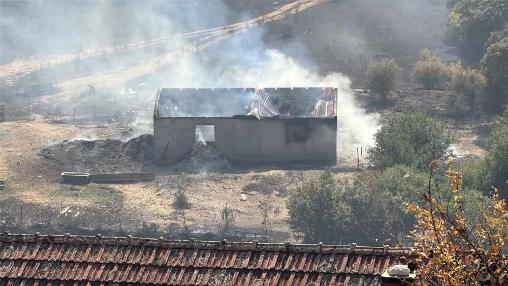 eliki požar u Piperima: Izgoreli kuća, hangar i &scaron;tale u Đurkovićima