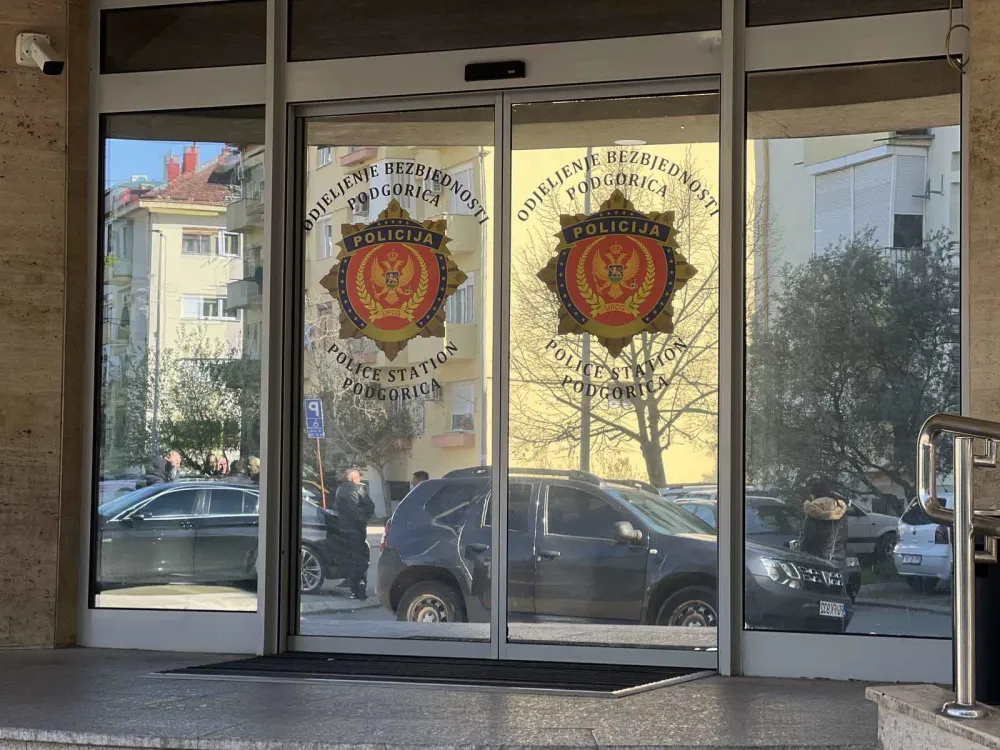 Policija radi na identifikaciji osoba koje su objavile Spajićev i Milatovićev broj telefona
