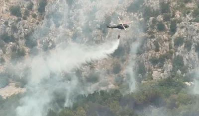 Helikopter gasi požar i na Vrbici, gori i u Piperima i na Kakarickoj gori