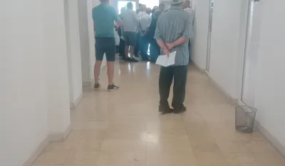 Gužve i ogorčenje na obnavljanju papirologije za staračke naknade: Stari i nemoćni čekali satima da predaju dokumenta