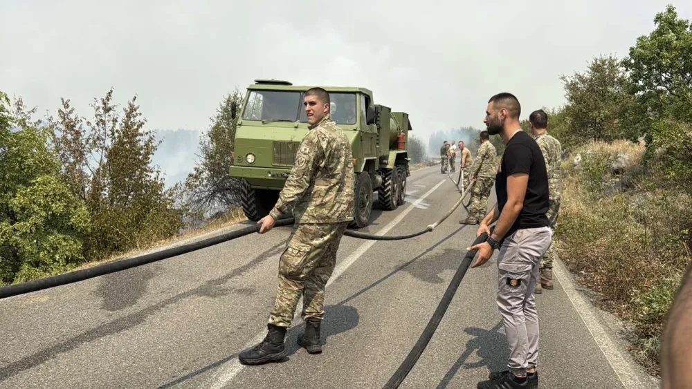 (VIDEO) Mje&scaron;tani pomažu u ga&scaron;enju požara u Kučima: Situacija je alarmantna