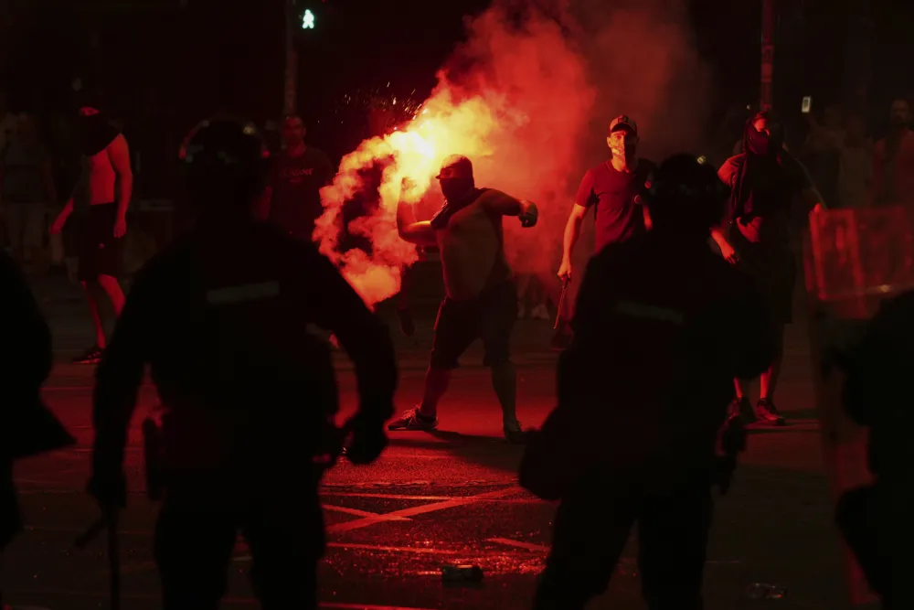 (FOTO/VIDEO) Nakon incidenata na protestima u Srbiji privedeno 37 osoba