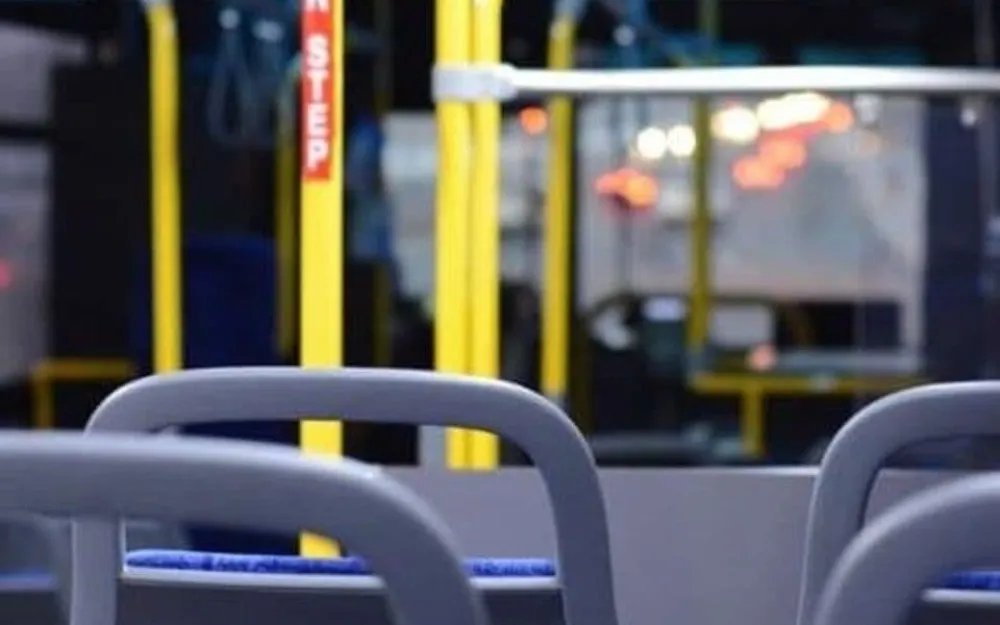 Kamenovan autobus gradskog prevoza na Koniku