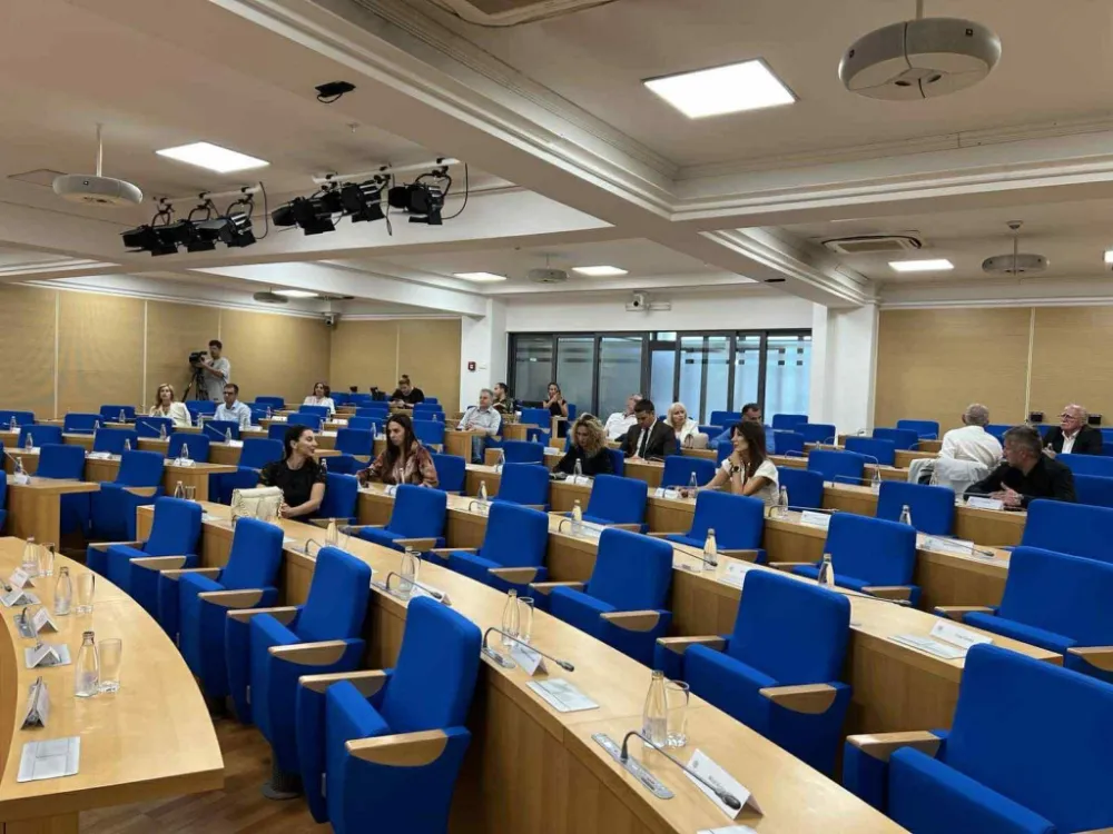 Vlast u Podgorici se osipa, od 32 do&scaron;li na 12 odbornika