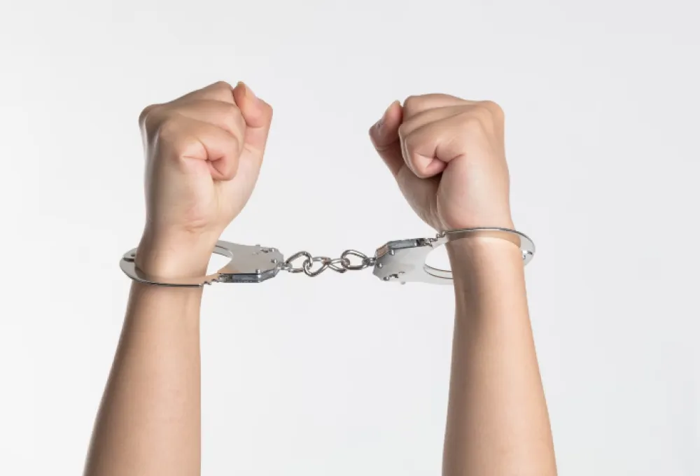 Službenici granične @PolicijaCG su na Sukobinu li&scaron;ili slobode B.G.(43) iz ????????kod kojeg je pregledom pronađeno vi&scaron;e pakovanja opojne droge marihuane. B.G. je na sudu kažnjen sa 370&euro; nakon čega mu je uručeno Rje&scaron;enje o protjerivanju i zabrani povratka u #CG u trajanju od 1 godine. pic.twitter.com/o0wxBaqahV&mdash; Uprava policije Crne Gore (@PolicijaCG) August 19, 2025 