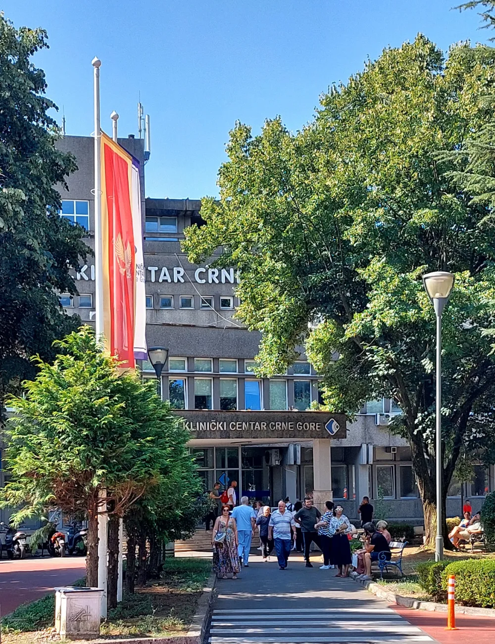KCCG: Zaposleni i posjetioci da striktno po&scaron;tuju saobraćajna pravila