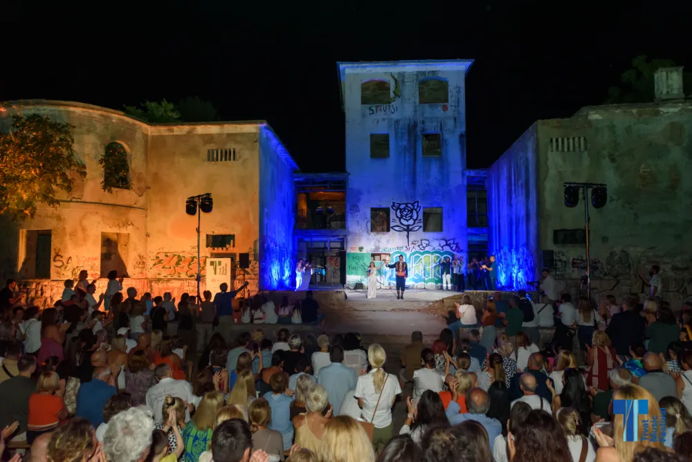 Učesnici performansa pred brojnom tivatskom publikom