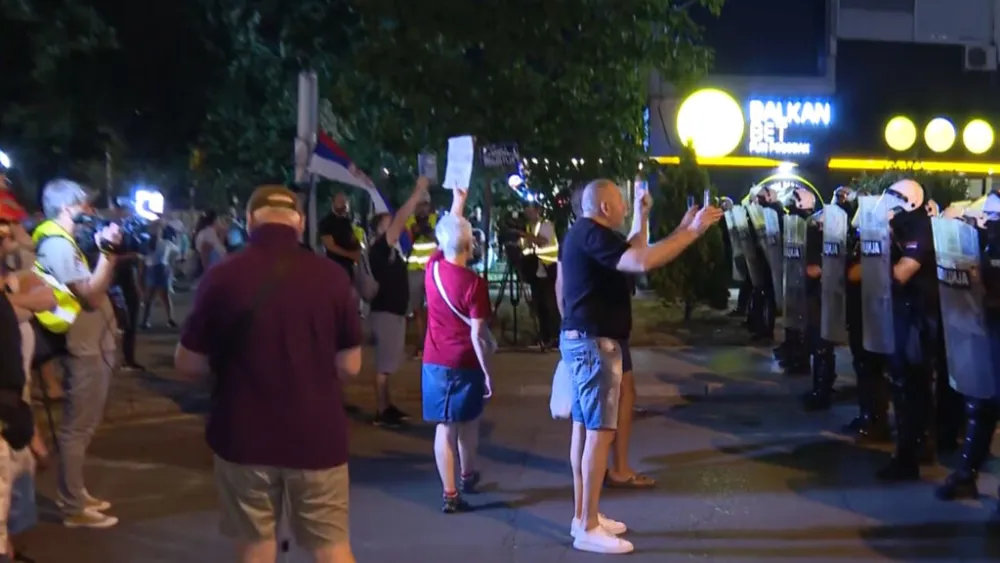 Protesti u vi&scaron;e gradova Srbije, u Beogradu protestna &scaron;etnja