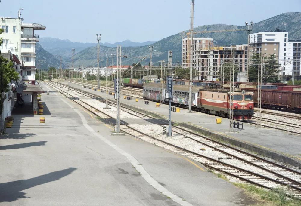 ŽPCG: Sjutra istovar automobila iz auto-vagona, vlasnici vozila da dođu na stanicu u Podgoricu