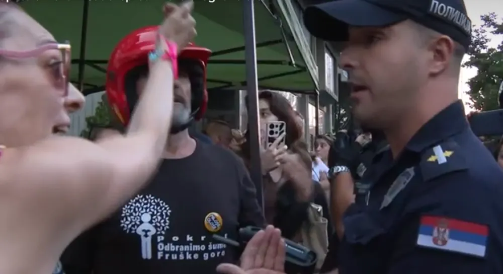 Policija na Filozofskom fakultetu u Novom Sadu nakon izbacivanja studenata u blokadi