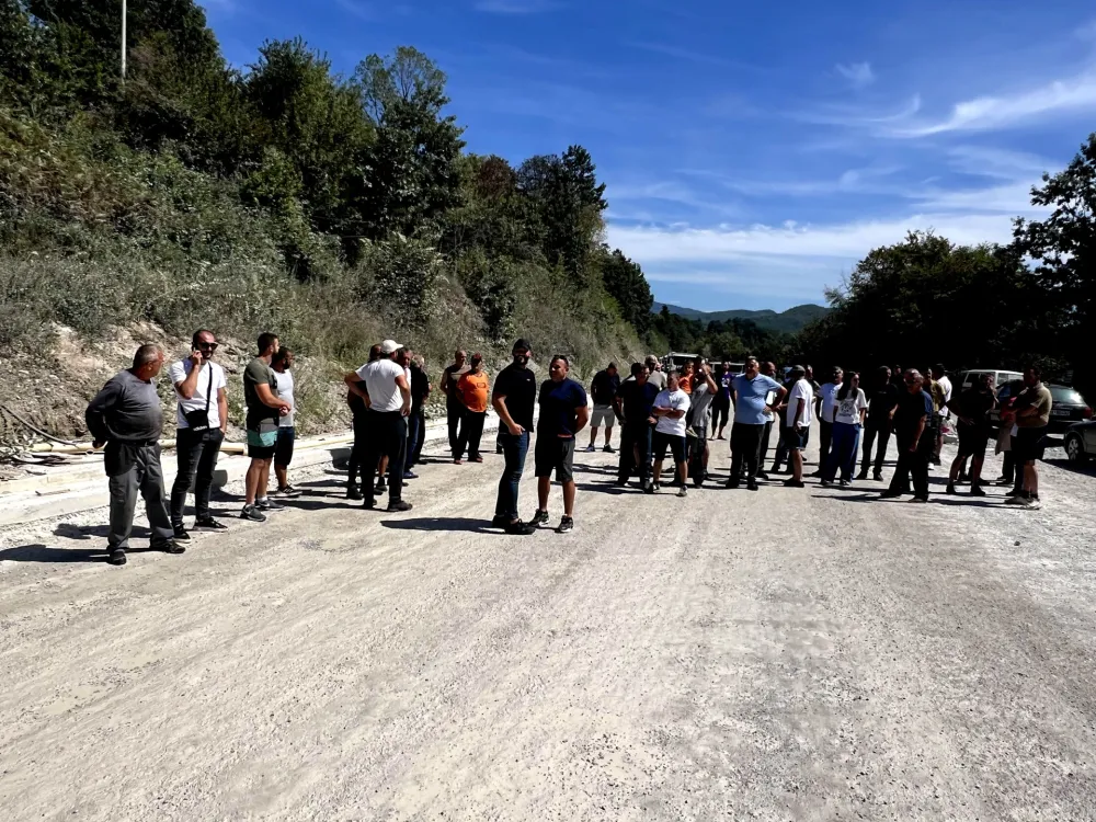 Mje&scaron;tani bjelopoljskih sela blokirali saobraćajnicu Ribarevine&ndash;Berane: Asfalt do ponedjeljka ili slijede o&scaron;triji potezi