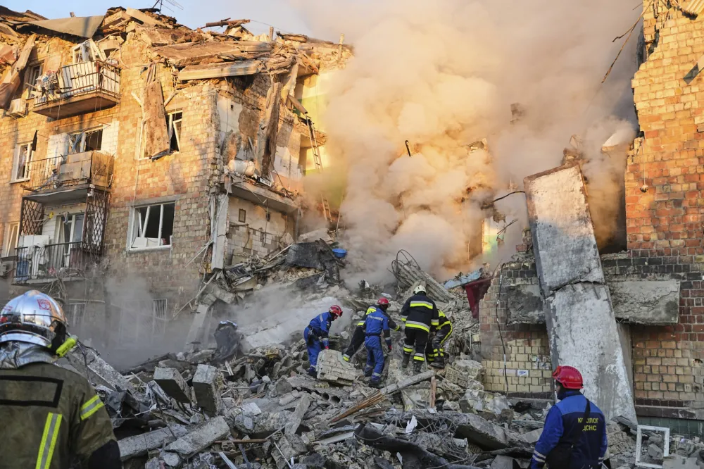(FOTO) Broj poginulih u ruskom napadu na Kijev porastao na 25