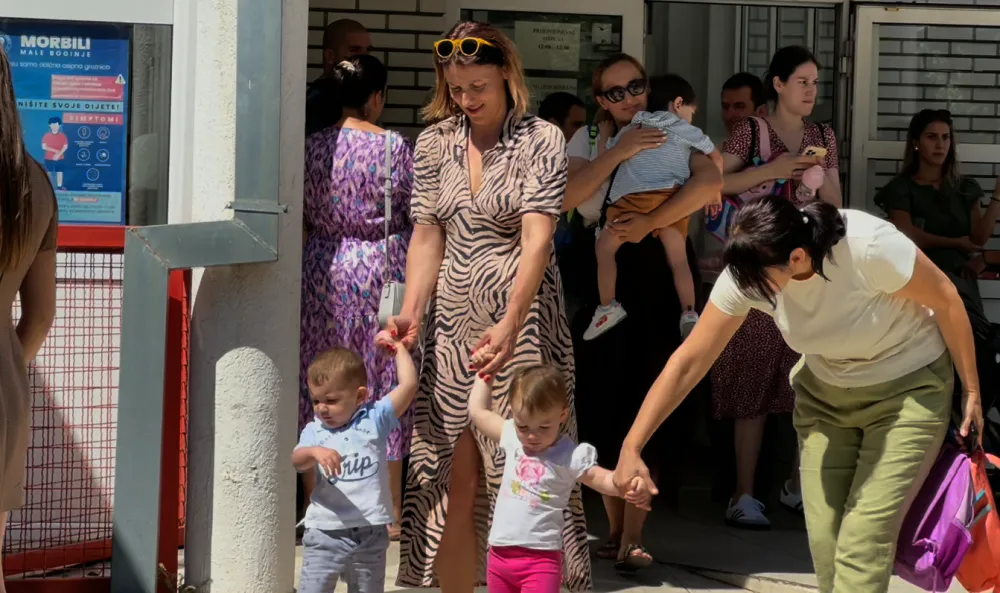 (VIDEO) Djecu bez potvrde vraćali iz vrtića