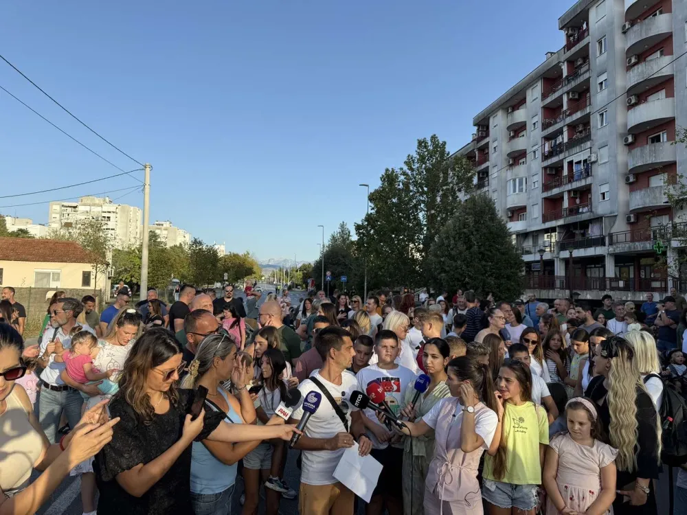(FOTO) Zabjelčani spremni i da radikalizuju protest: Nećemo dozvoliti izgradnju zgrada