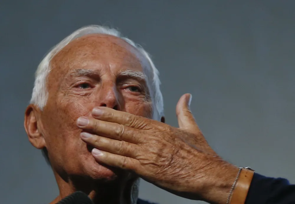 Đorđo Armani &scaron;alje poljubac publici na promociji knjige koju je o njemu napisala Suzi Menkes 2015. godine 