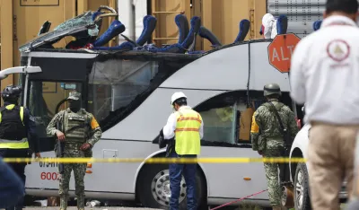 (FOTO) Voz naletio na autobus u Meksiku, najmanje 10 mrtvih