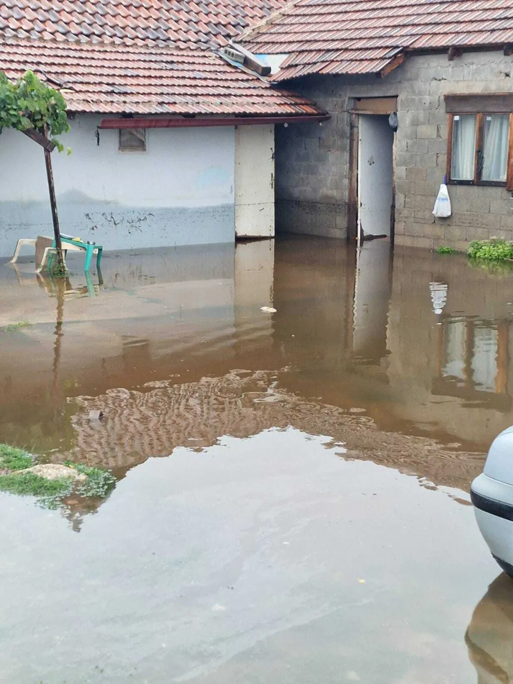 (VIDEO) Nik&scaron;ić: Poplava uni&scaron;tila pokućstvo sedmočlane porodice Krasnići, manja materijalna &scaron;teta u Domu starih