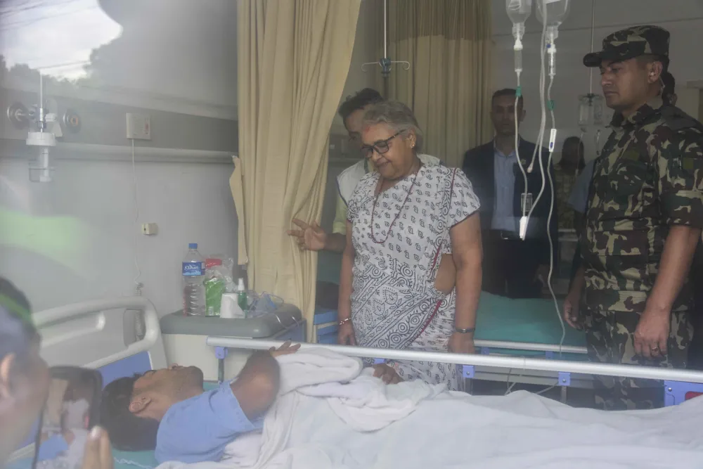 (FOTO) Nepal se polako vrća u normalu, premijerka posjetila povrijeđene u neredima