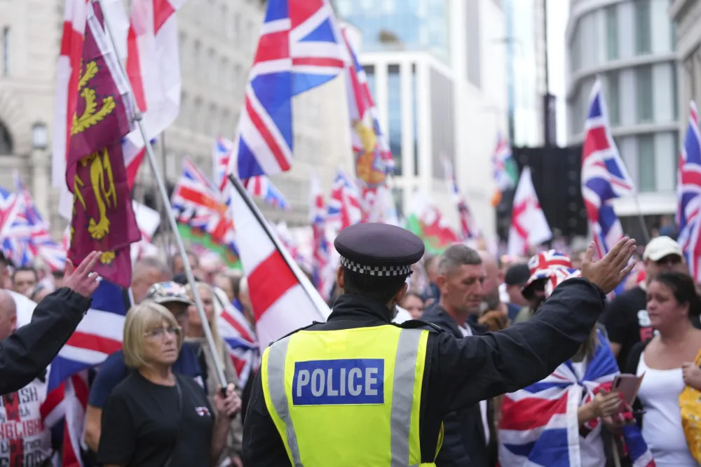 (FOTO) Protesti u Londonu: Na antimigrantskom skupu vi&scaron;e od 100.000 ljudi