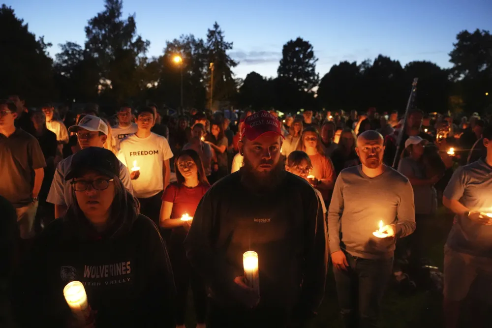 (FOTO) Hiljade Amerikanaca odalo počast Čarliju Kirku
