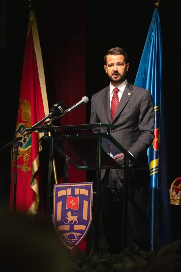 Milatović poklonio skulpturu Ljuba Čupića predsjedniku op&scaron;tine Nik&scaron;ić