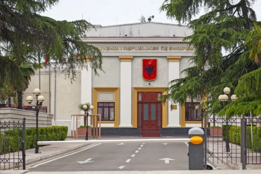 AI ministarka izazvala haos u albanskom parlamentu