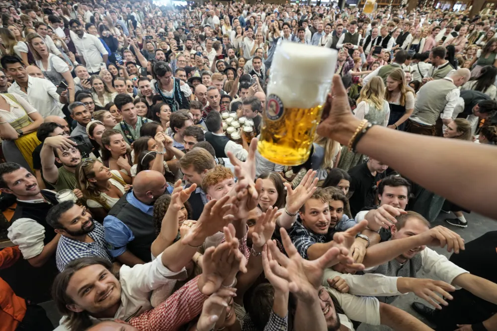 Počeo Oktoberfest, gradonačelnik Minhena otvorio prvo bure piva uz dva udarca