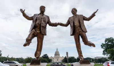 Statua Donalda Trampa i Džefrija Epstina