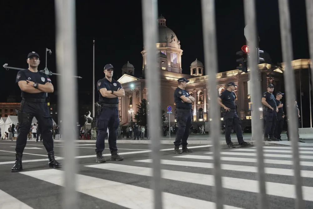 Skupovi pristalica vlasti i antivladinih demonstranata u vi&scaron;e gradova Srbije