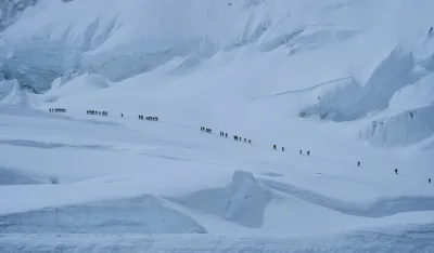 (FOTO) Na Mont Everestu zarobljeno skoro hiljadu ljudi