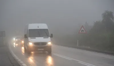 Oprez vozačima: Kolovozi mokri, vidljivost smanjena, povećana opasnost od odrona