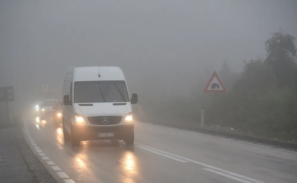 Oprez vozačima: Kolovozi mokri, vidljivost smanjena, povećana opasnost od odrona