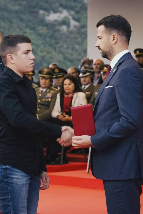 Milatović dodijelio posthumno Orden hrabrosti stradalom vojniku Dejanu Božoviću