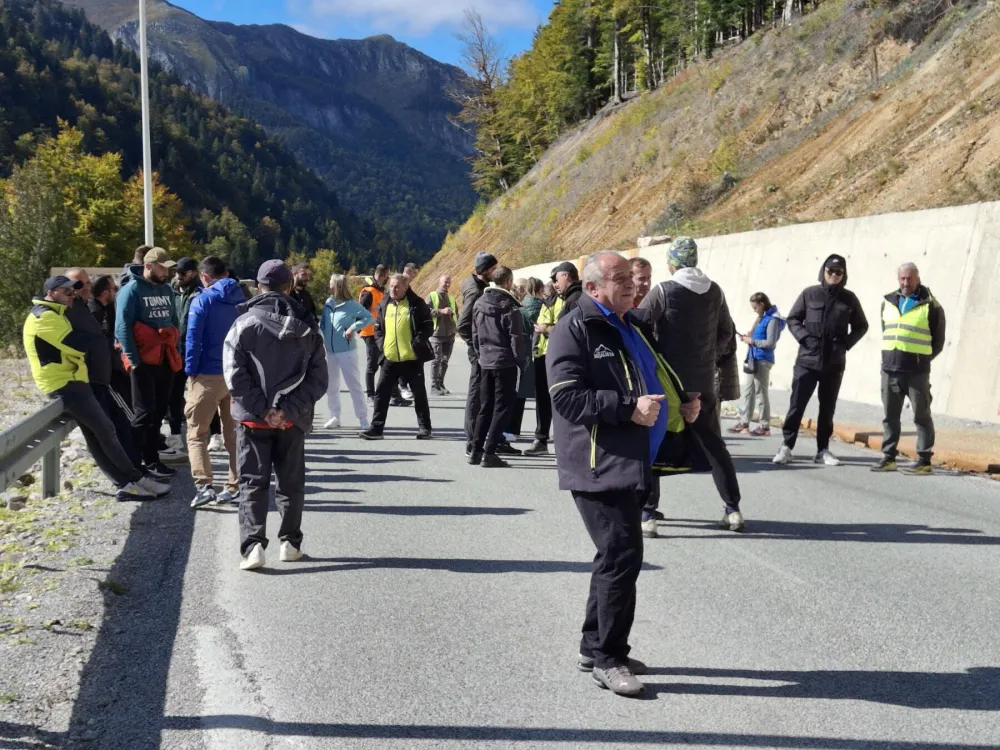 Zaposleni u Skijali&scaron;tu &bdquo;Kola&scaron;in 1600&ldquo; blokirali put: Traže hitnu uplatu novca