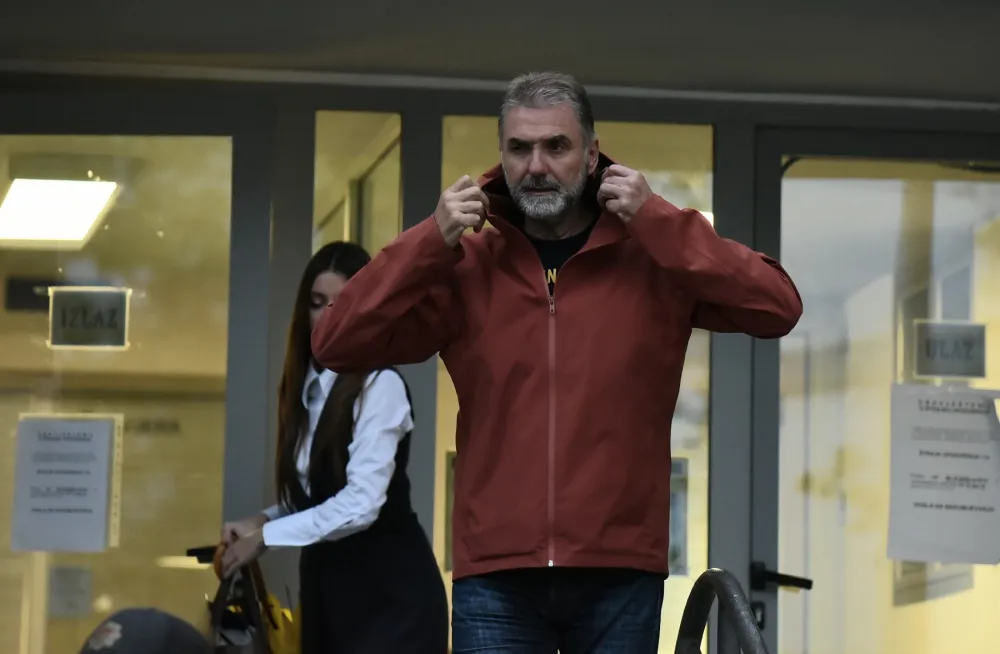 Advokati o incidentu sa Spajićevom pratnjom: Ivanoviću prepriječili put dok se kretao ka stanu
