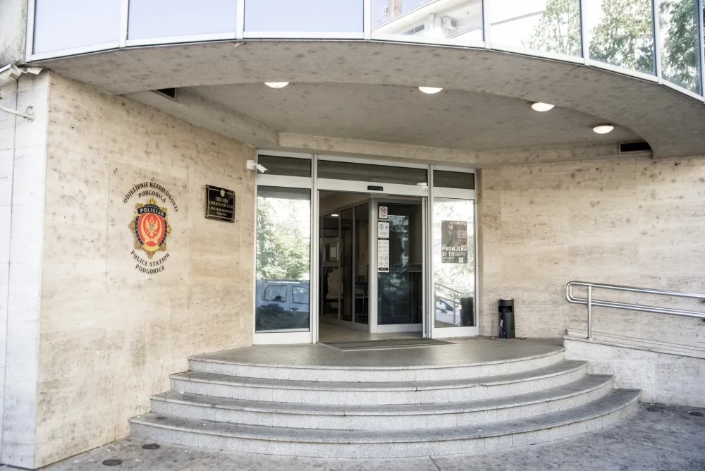 UP: Identifikovana osoba koja je u Kotoru ostavila poruku na engleskom jeziku protiv turskih državljana