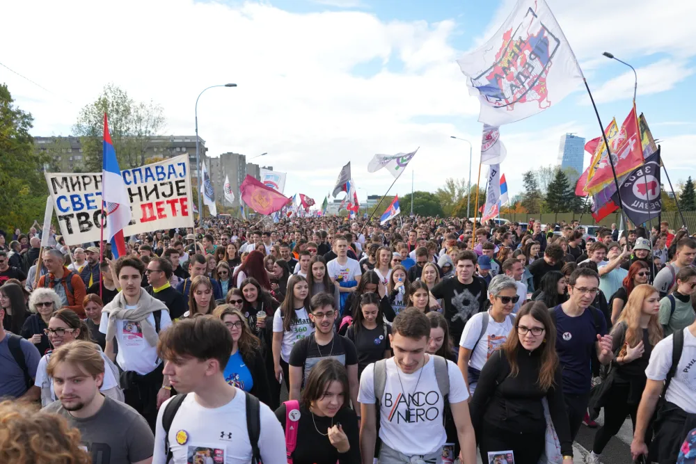 (FOTO) Studenti i građani pje&scaron;ke stigli do Inđije, dočekalo ih nekoliko hiljada građana