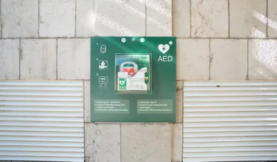 Na zgradi Skup&scaron;tine instaliran automatski eksterni defibrilator &ndash; omogućava pružanje prve pomoći u slučaju iznenadnog srčanog zastoja