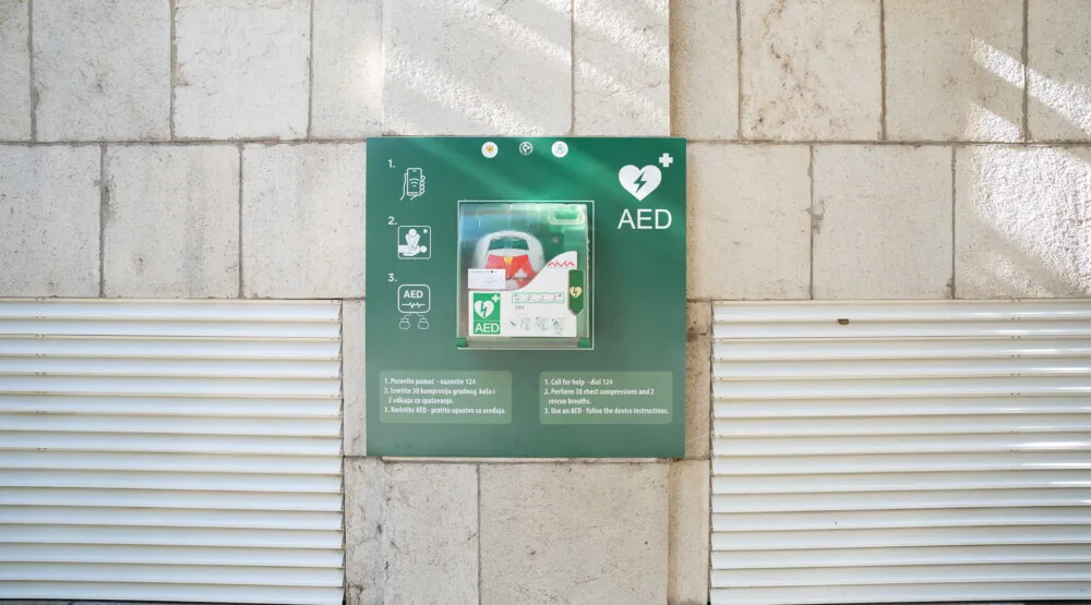 Na zgradi Skup&scaron;tine instaliran automatski eksterni defibrilator &ndash; omogućava pružanje prve pomoći u slučaju iznenadnog srčanog zastoja