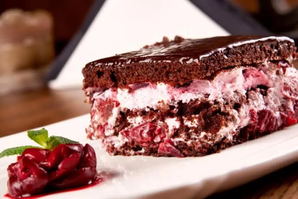 Čokoladna torta s vi&scaron;njama